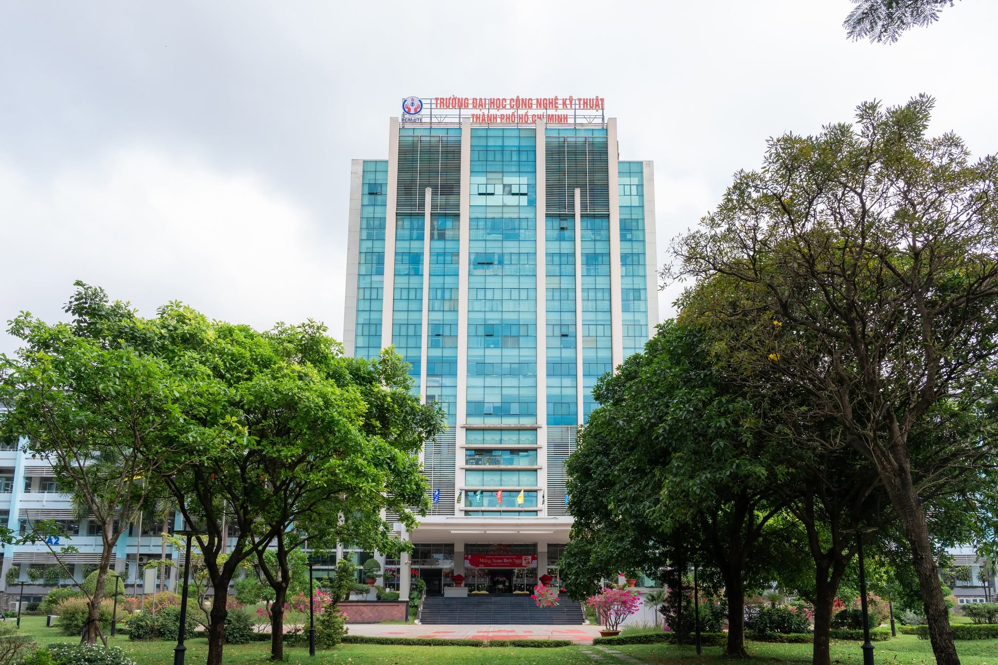 Tòa nhà trung tâm của Trường Đại học Sư phạm Kỹ thuật Thành phố Hồ Chí Minh