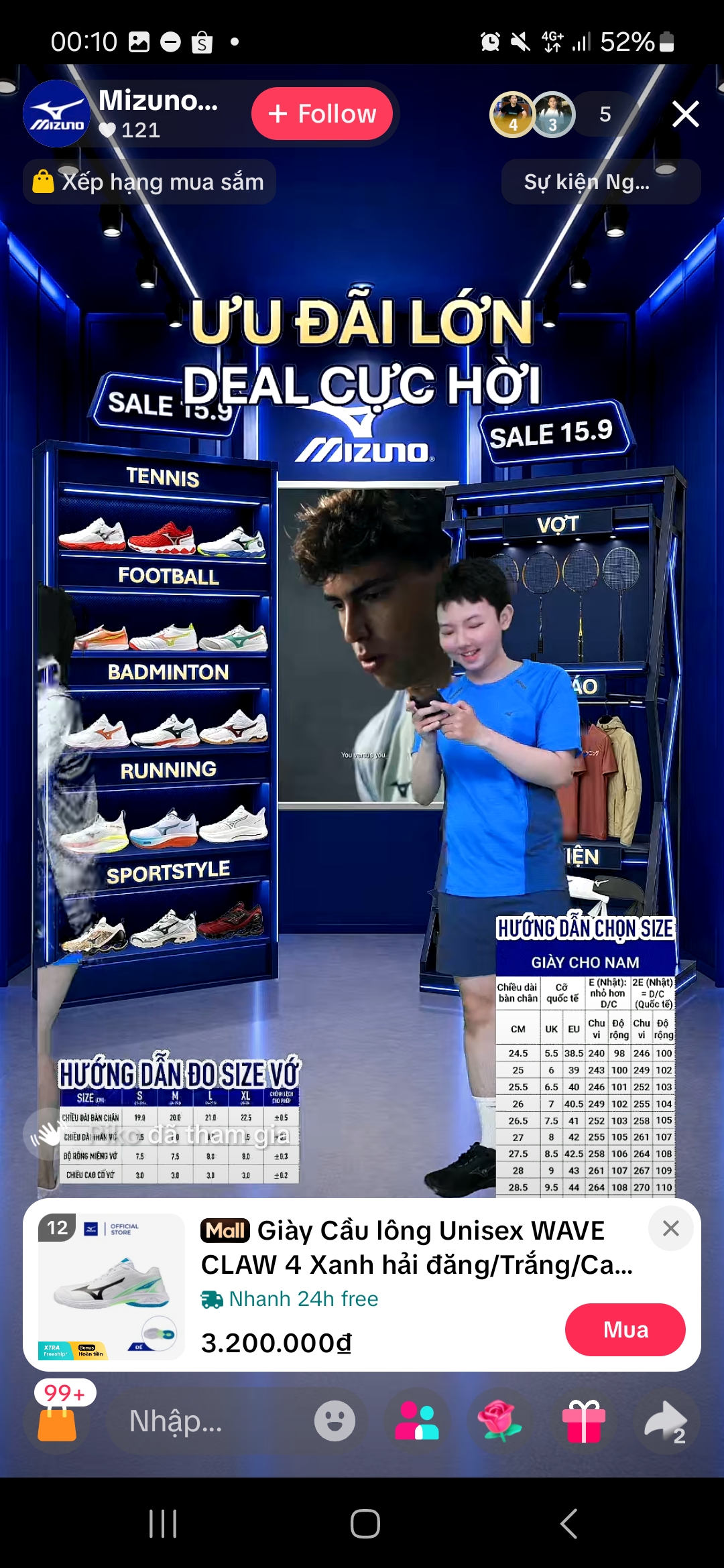 Trung mặc trang phục thể thao Mizuno màu xanh trong phiên TikTok LIVE